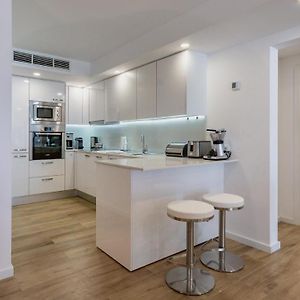 Superior One-Bedroom Apartment Lake View
